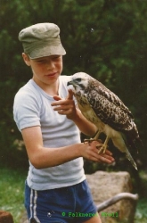 Markus Kroll im Alter von 12 Jahren mit Greifvogel