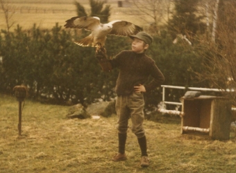 Markus Kroll als Kind mit Greifvogel